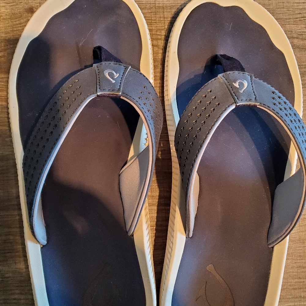Size 10M Olulai men's blue flip flops. 25$